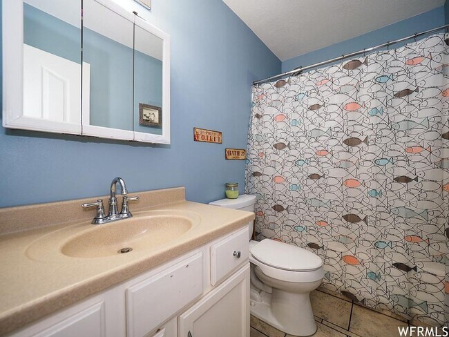 Building Photo - Spacious Rambler w attached 2 car garage!