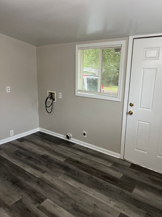Building Photo - Nice single family three bedroom house wit...