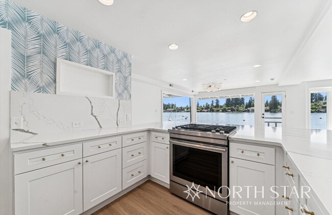 Building Photo - Newly renovated stunning lakefront home.