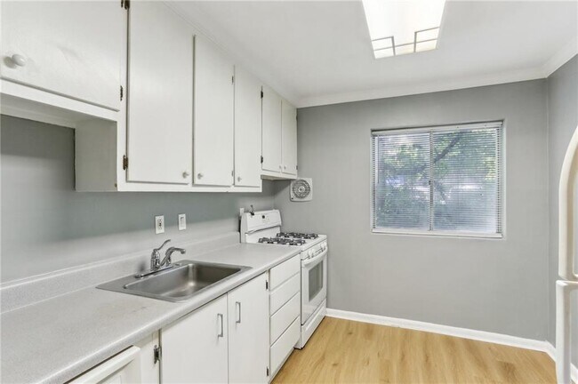 Building Photo - 91 Rumson Rd NE