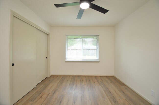 Building Photo - 9011 Theysen Dr
