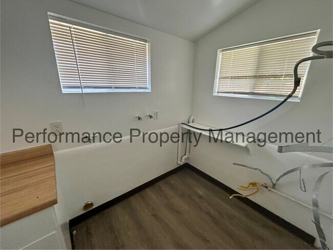 Building Photo - 604 Woodrow Ave
