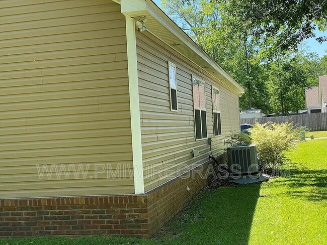 Building Photo - 214 Winterberry Way
