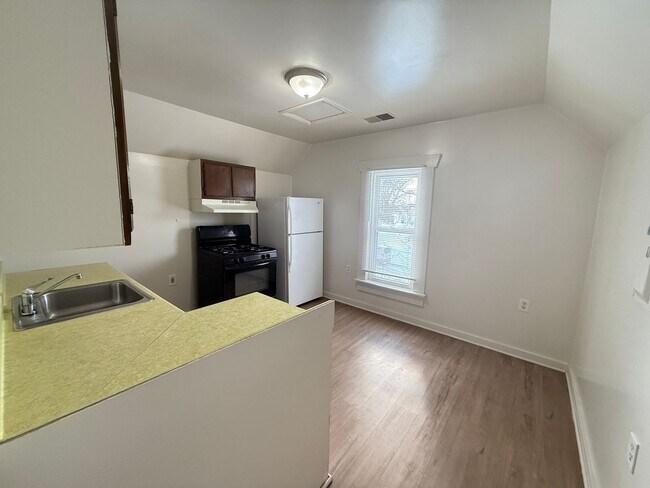 Building Photo - 1206 Pringle Ave