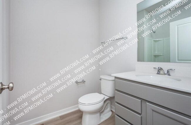 Building Photo - 755 Linden St