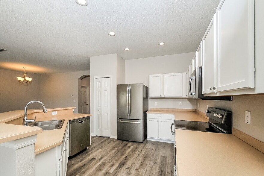 Building Photo - 748 Star Pointe Dr