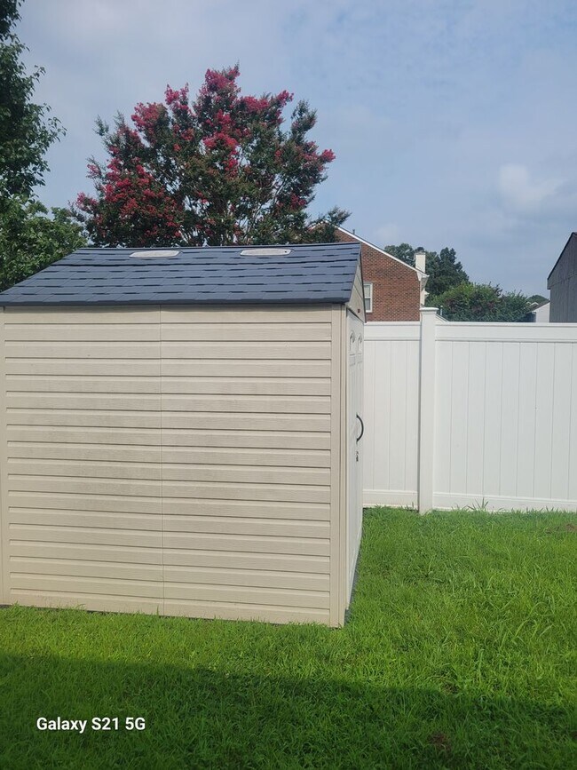 Building Photo - 3 bedroom, 2 bathroom townhouse in Western Branch