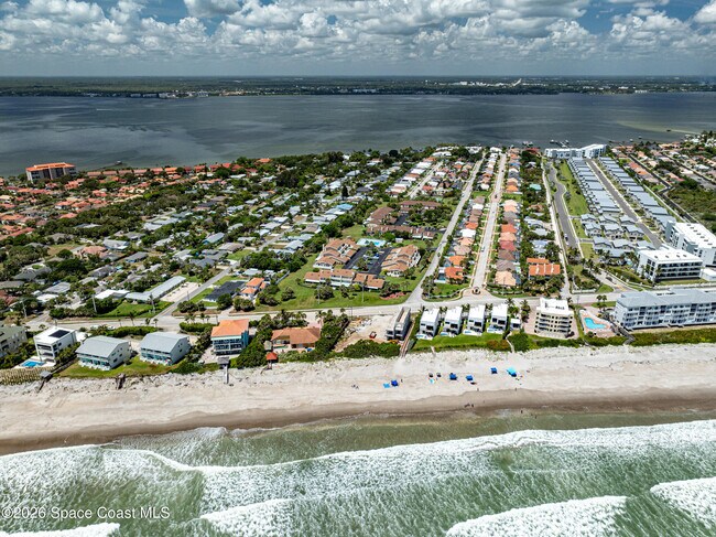 Building Photo - 105 La Costa St