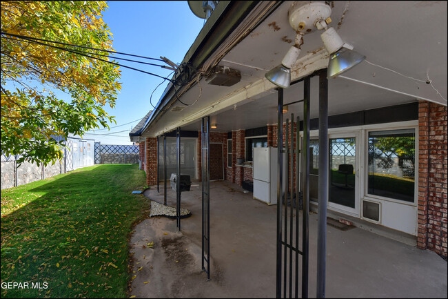 Building Photo - 3433 Clearview Ln