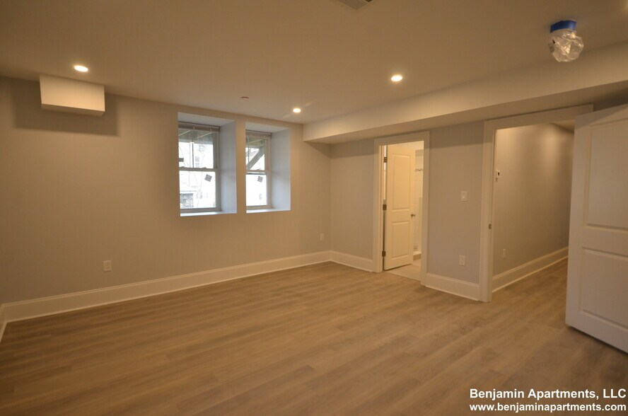 Building Photo - 100 Brooks St