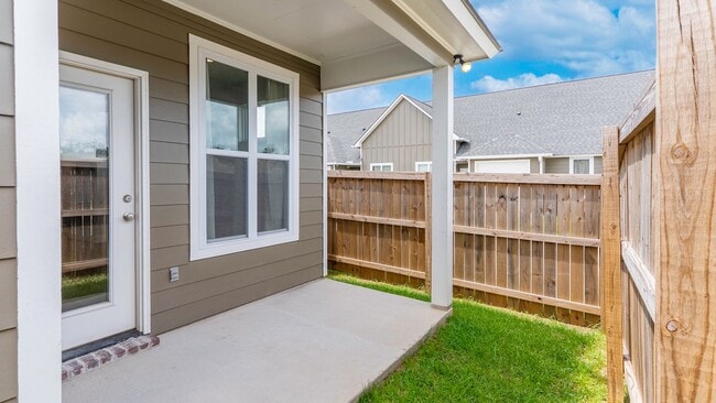 Building Photo - 3 Bedroom Townhomes Off Burbank