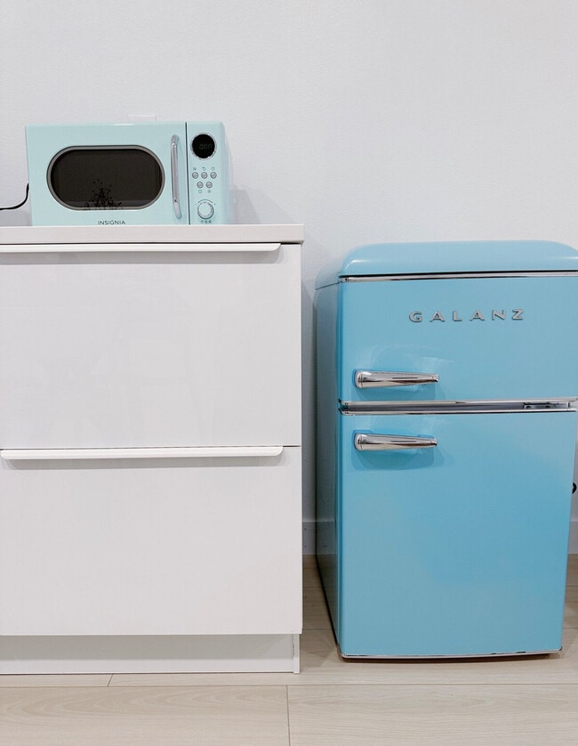 Building Photo - 854 W 13th Ave