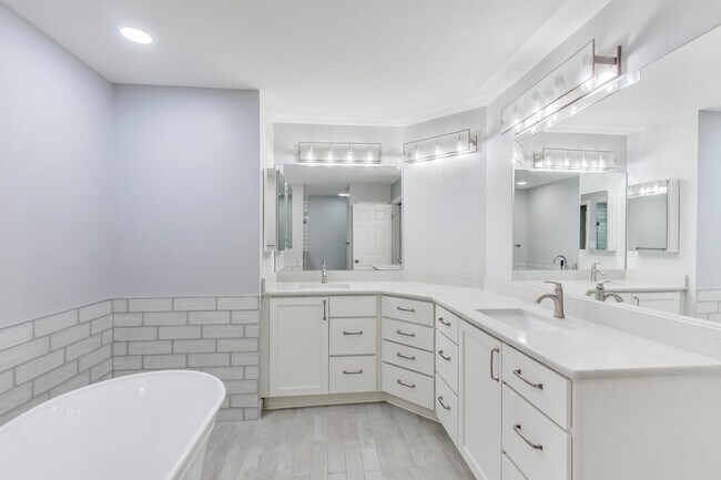 Building Photo - Spectacular 3 Bed + LOFT + 3.5 Bath- Custom Kitchen & Master Retreat w/ Beautiful Updates