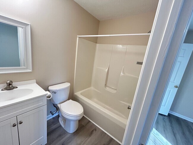 Building Photo - Silver Creek Village | 2 Bed, 2 Bath | Mon...