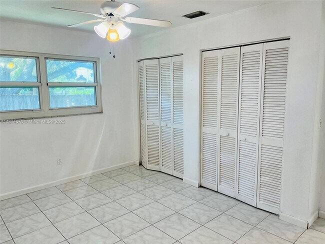 Building Photo - 4680 SW 29th Terrace