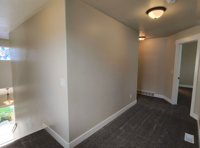 Building Photo - AMAZING CONDO 2 MASTER SUITES 2 CAR GARAGE
