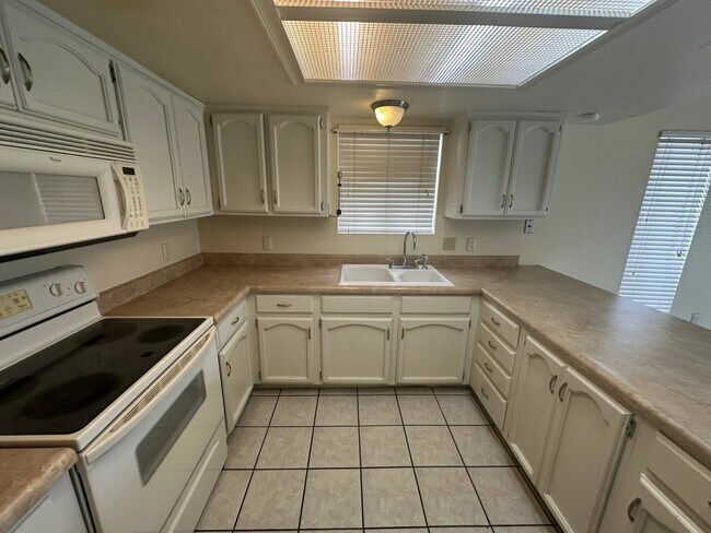 Building Photo - 784 W 37th St