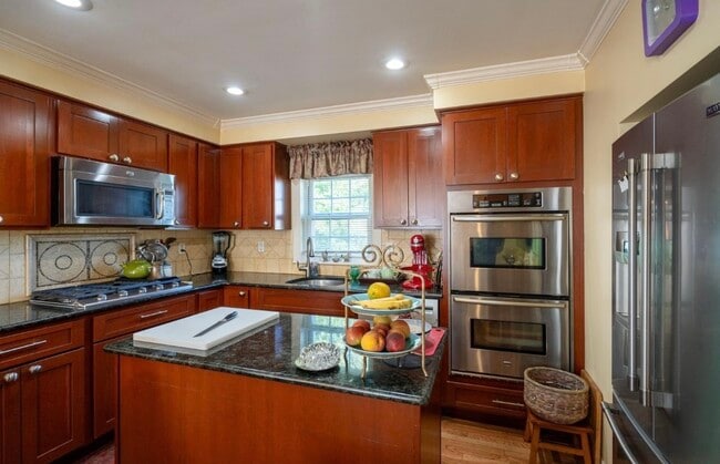 Building Photo - 24 Jane St