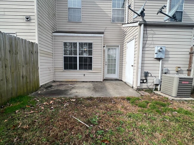 Building Photo - Townhouse For Rent in Virginia Beach