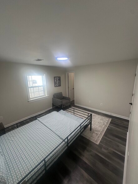 Building Photo - 307 Ebaugh Dr SE