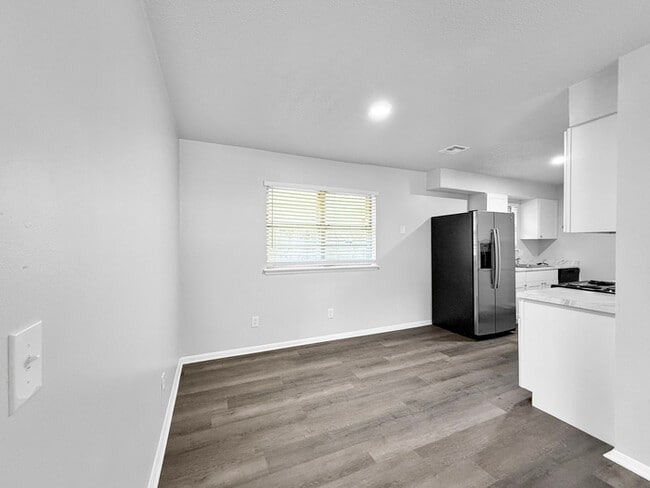 Building Photo - 812 Meadowridge Dr