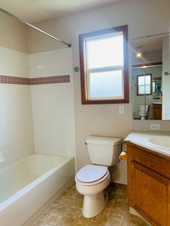 Building Photo - Great Home, Close Foothills Location
