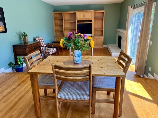 Building Photo - Largest of the very popular Kay floor plan...