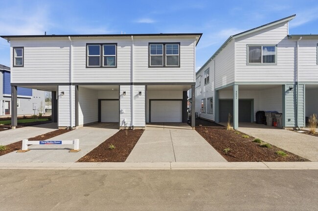 Building Photo - Modern Retreat in Reed’s Crossing
