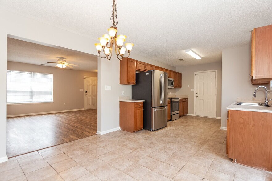 Building Photo - 715 Almora Dr