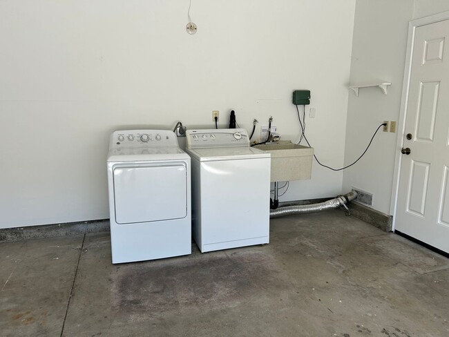 Building Photo - Welcome to this charming 3-bedroom, 2-bath home located in a desirable Oakmont 55+ adult community