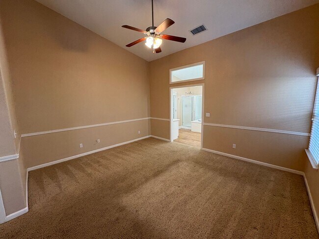 Building Photo - NW Visalia Available Now!