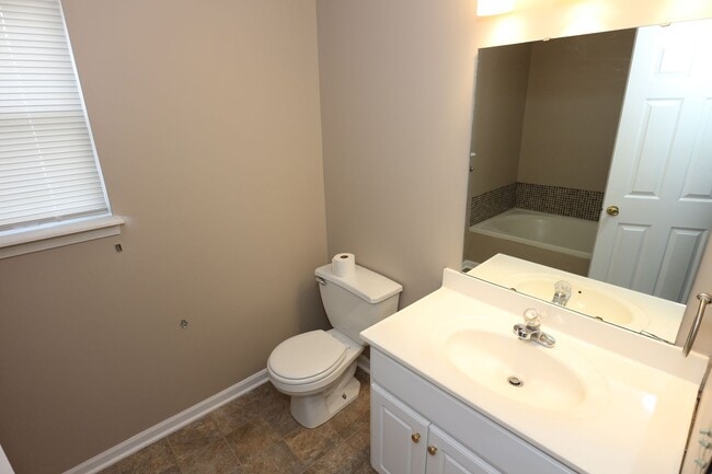 Building Photo - Large 5 Bedroom Westfield Home!