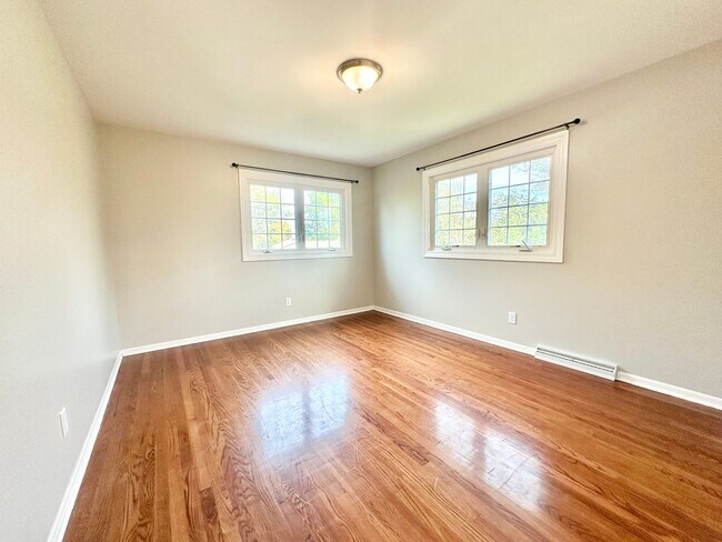 Building Photo - Desirable Mequon Home in Heart of Ville du...