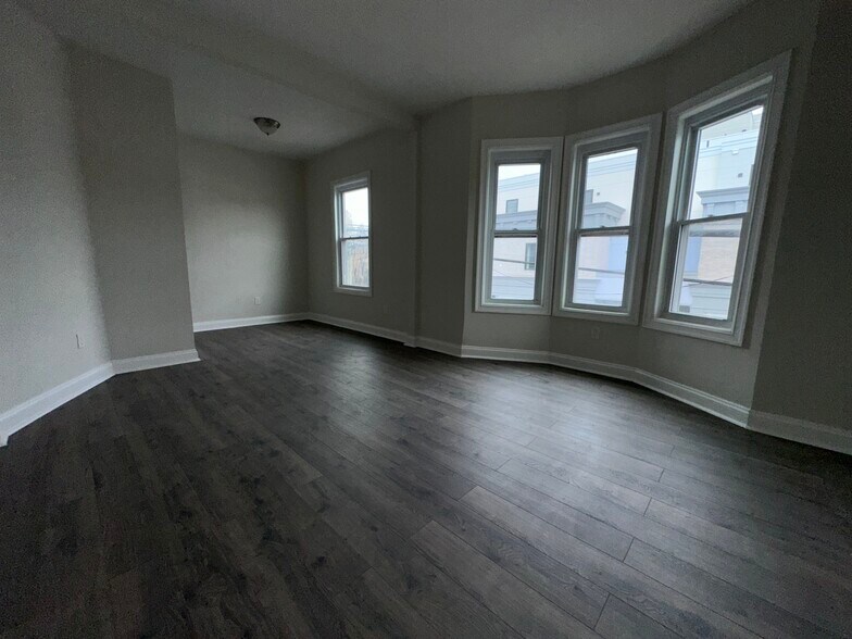 Building Photo - 182 Ashford Ave