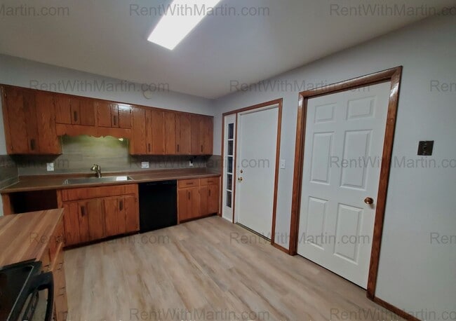 Building Photo - 780 Russell Rd