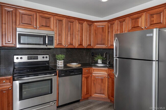 Building Photo - 721 Greenbriar Dr