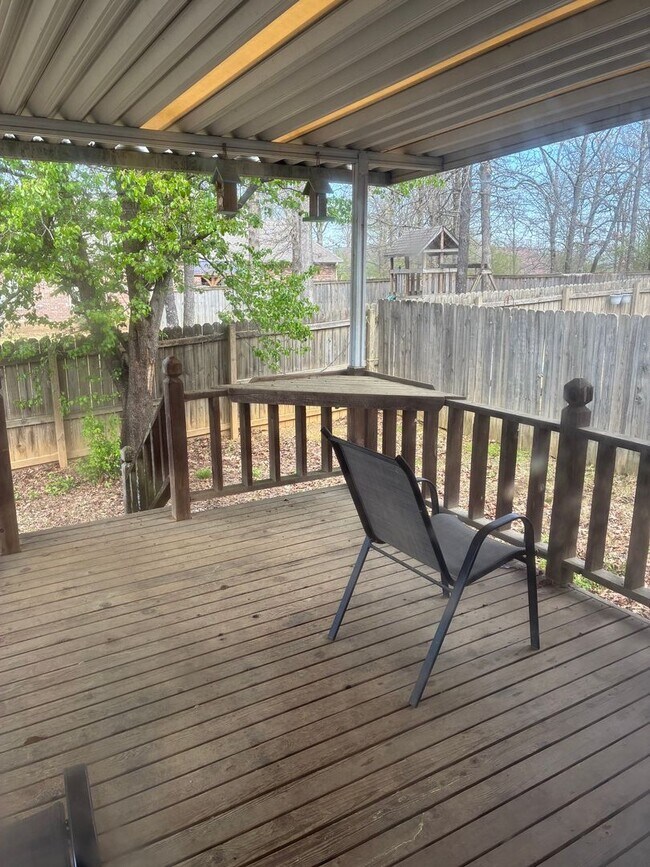 Building Photo - River Oaks Commons Condo 2 bedroom Plus Office and Garage