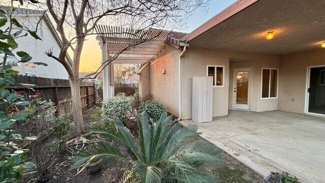 Building Photo - $2,350 Herndon & Willow, 3 Bedroom Home - N. Helm Ave, Clovis