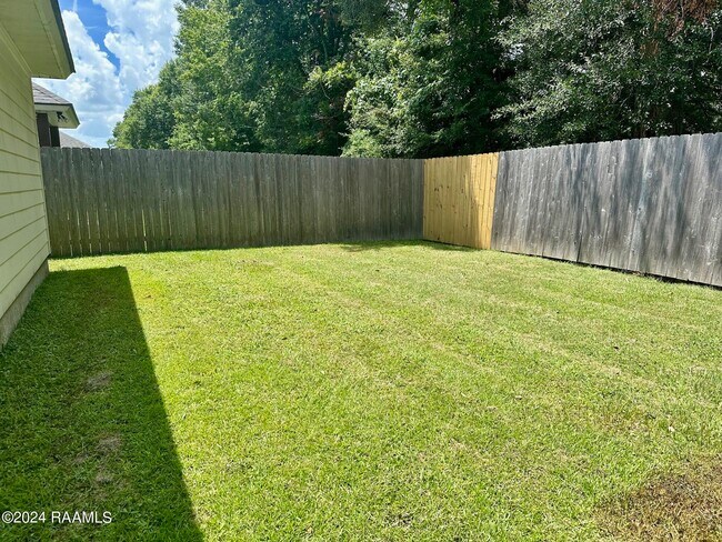 Building Photo - 210 Twin Meadow Ln