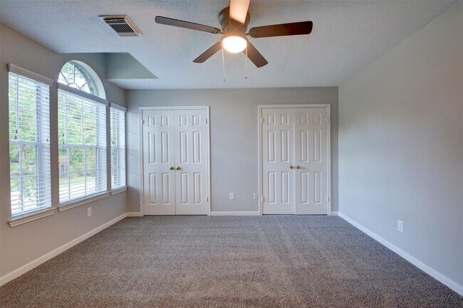 Building Photo - 539 W North Hill Dr