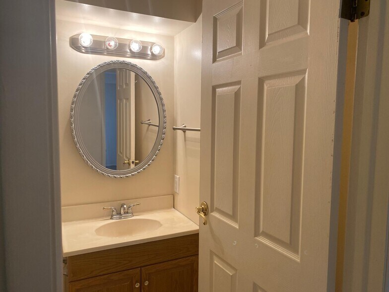 Building Photo - 329 Ridge Point Cir