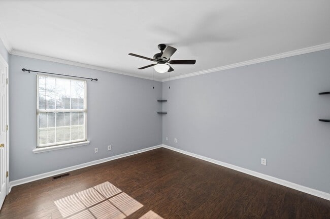 Building Photo - Cute home move in ready in the heart of Oak Grove- close to Fort Campbell and Shopping!