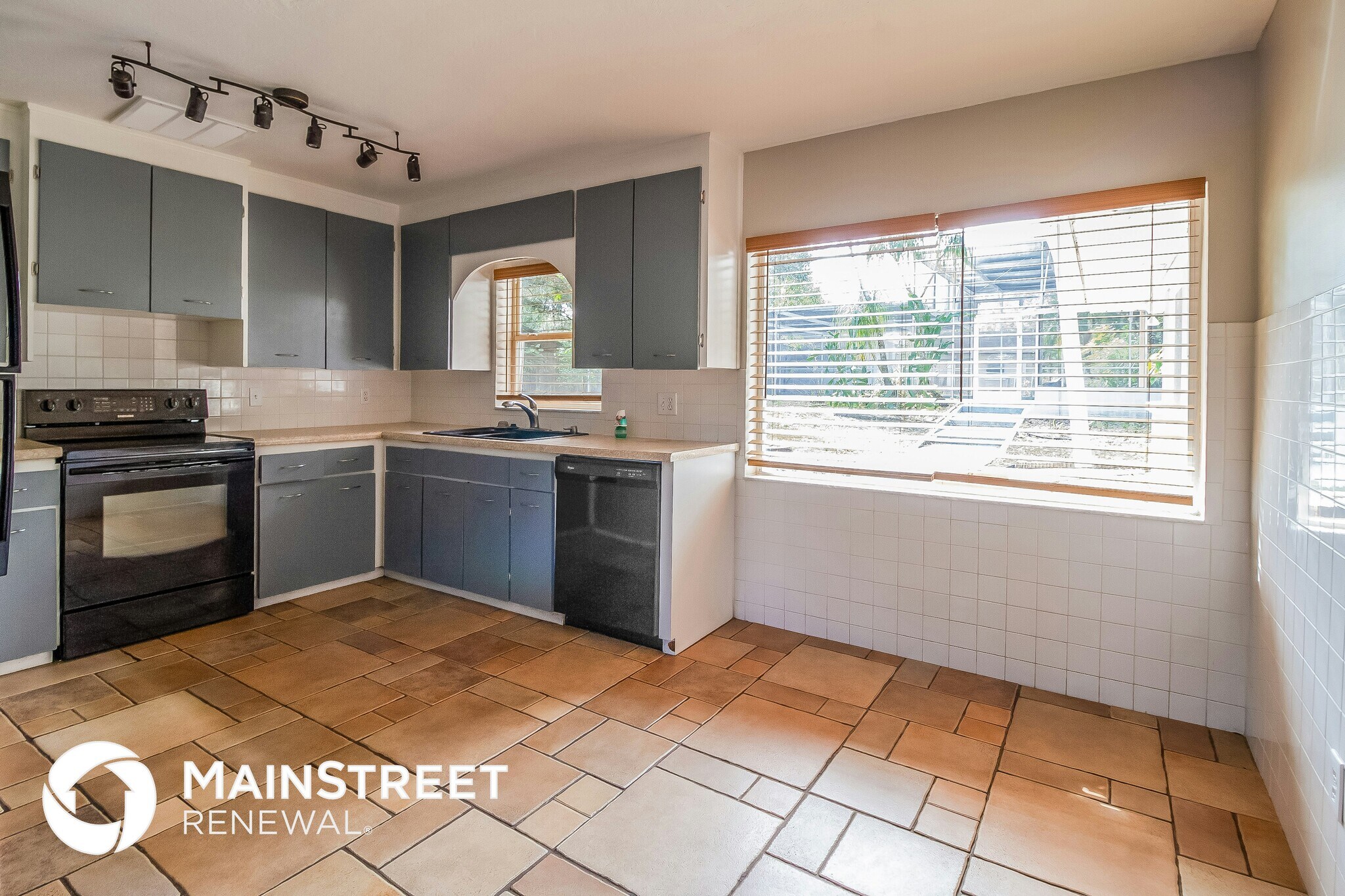 Building Photo - 1197 W Lakeview Cir