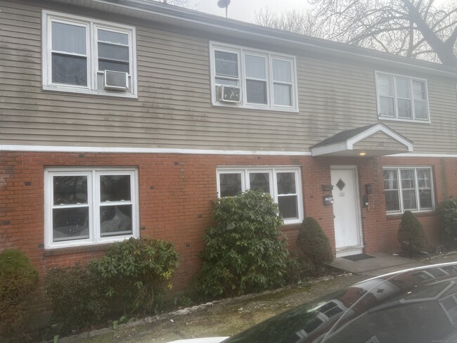 Building Photo - 102 Oak Ridge Dr