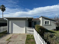 Building Photo - Adorable Two Bedroom in San Juan Bautista!