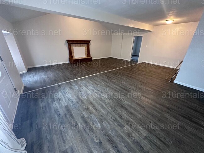 Building Photo - $1600 - 4 bed 2 bath - Single Family Home with a large fenced in backyard!