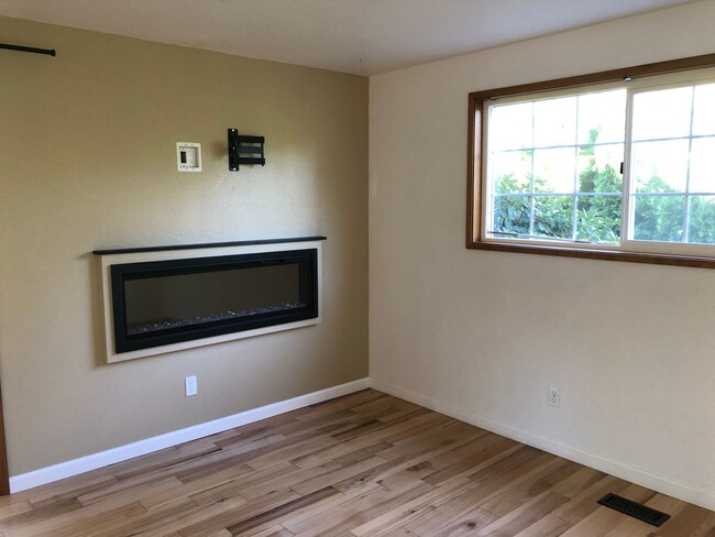 Building Photo - Live in Comfort and Style in the Heart of ...
