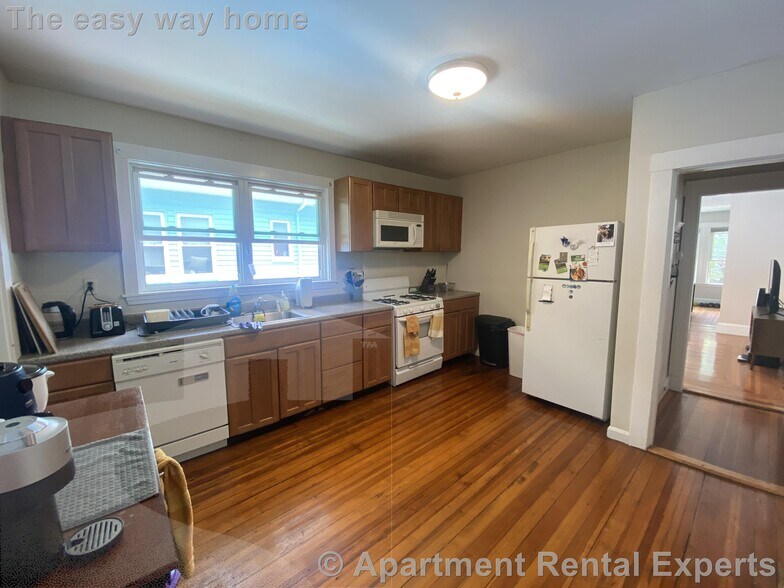 Building Photo - 24-26 Burnham St Unit #2