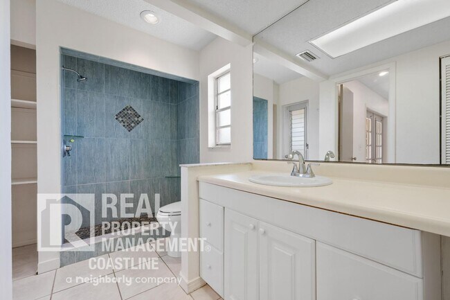 Building Photo - Welcome to Your Venice Oasis!