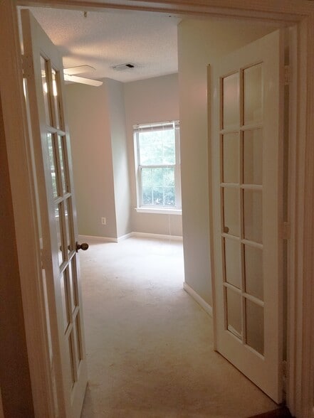 Building Photo - 1701 Lake Shore Crest Dr